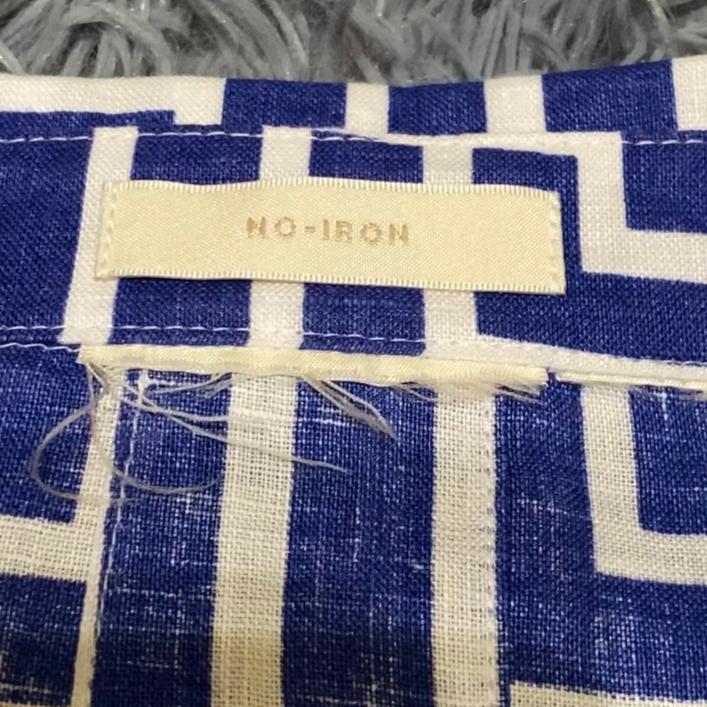 💙Chico’s blue no-iron geometric linen button down - Picture 4 of 7
